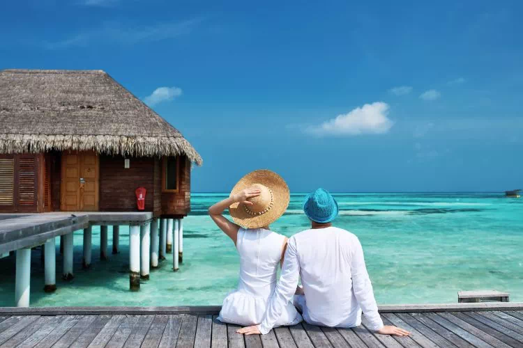 Couple en train de contempler la vue aux Maldives