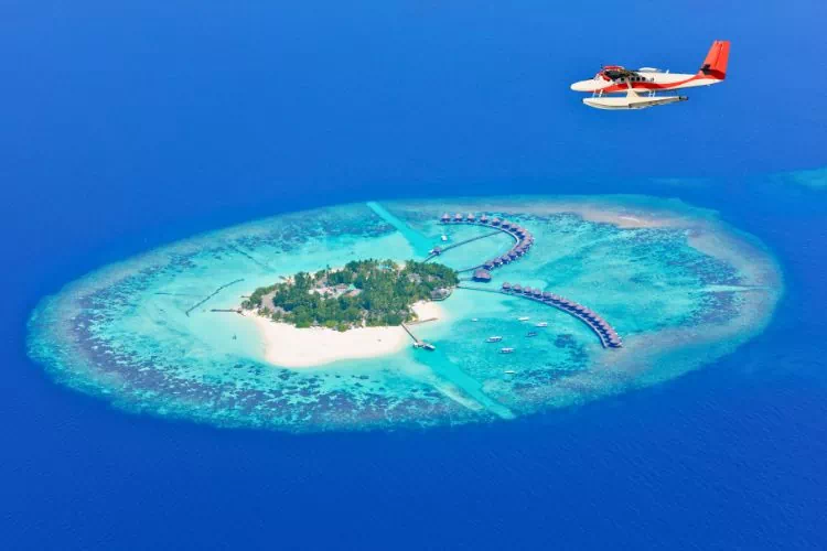 Avion en train de survoler une ile des Maldives