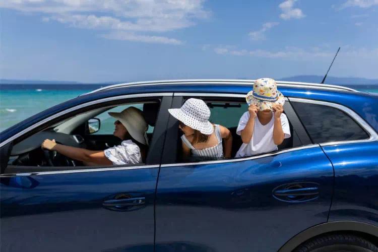 Famille qui voyage dans la joie dans une voiture de location