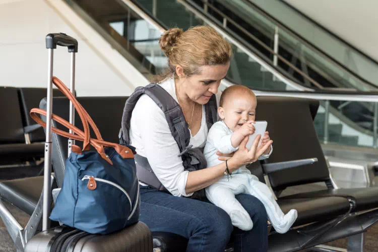 Mère et son bébé dans un aéroport