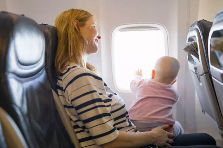 Mère et son bébé dans un avion