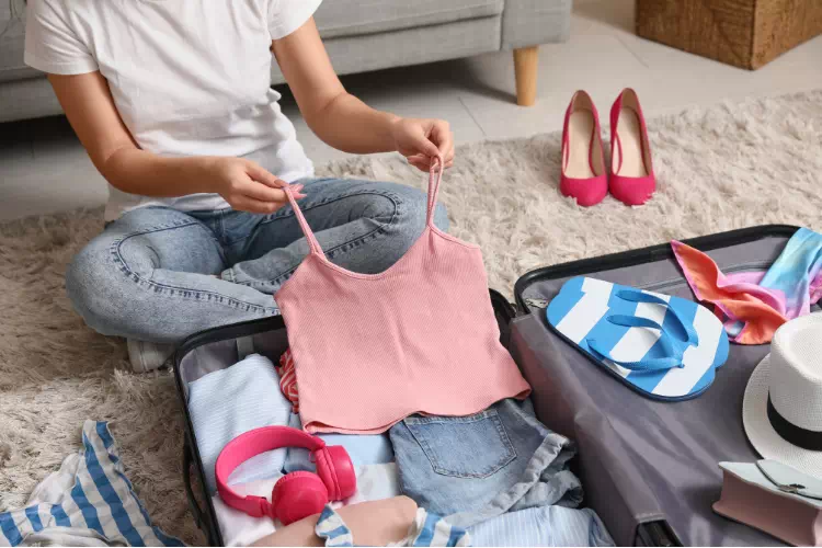 Jeune femme préparant son voyage